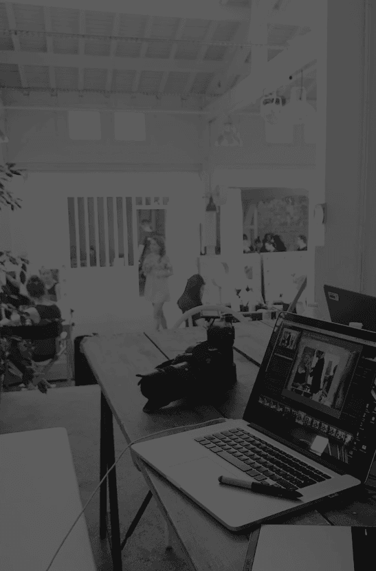 bureau met computer en fototoestel